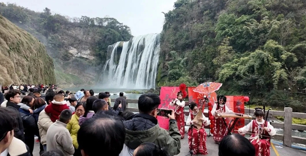 貴州黃果樹瀑布“花式”寵客 國風電音與NPC互動引燃新春遊