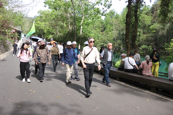 香港媒體團走進荔波小七孔 共赴春日文旅之約_fororder_媒體采風團漫步景區 (1).JPG