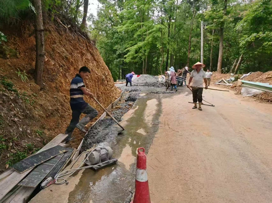 貴州獨山:黨群齊心築通途 合力共建致富路_fororder_群眾合力維修道路3