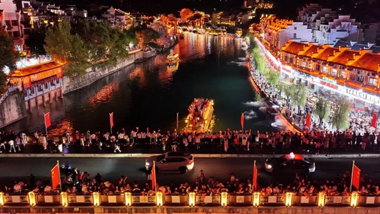 貴州鎮遠:國慶“長卷”展新姿 千年古城“全域紅” 貴州鎮遠:國慶“長卷”展新姿 千年古城“全域紅”_fororder_640