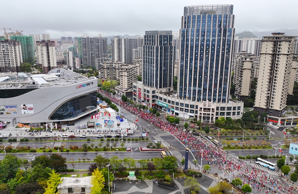 2025廣大城貴陽·清鎮半程馬拉松鳴笛開跑 2025廣大城貴陽·清鎮半程馬拉松鳴笛開跑_fororder_圖為比賽航拍圖