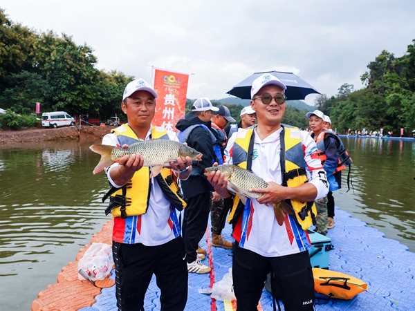 2025中國·羅甸玉湖休閒垂釣拉力賽收官_fororder_選手展示魚獲（史傳鴻 攝）
