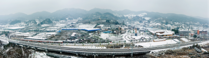 現在出發！避暑就來貴陽：一村一景：燈相約 花為媒 去蓬萊搭乘“四季列車”