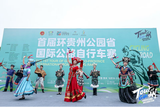 環貴州S3賽段(都勻綠博園-雷山西江苗寨)開賽:穿越苗嶺畫廊 叩響千戶苗寨 環貴州S3賽段(都勻綠博園-雷山西江苗寨)開賽:穿越苗嶺畫廊 叩響千戶苗寨_fororder_640 (3)