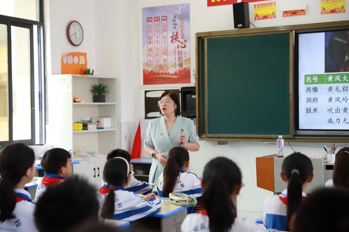 山海“點燈人”：托舉每朵雲找到自己的上升氣流