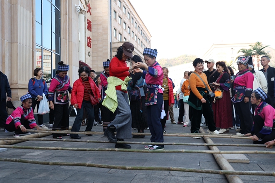 貴州羅甸：生態賦能康養路 旅居熱潮暖湖城_fororder_以別具民族特色的“竹竿舞”接待遠方客人.JPG