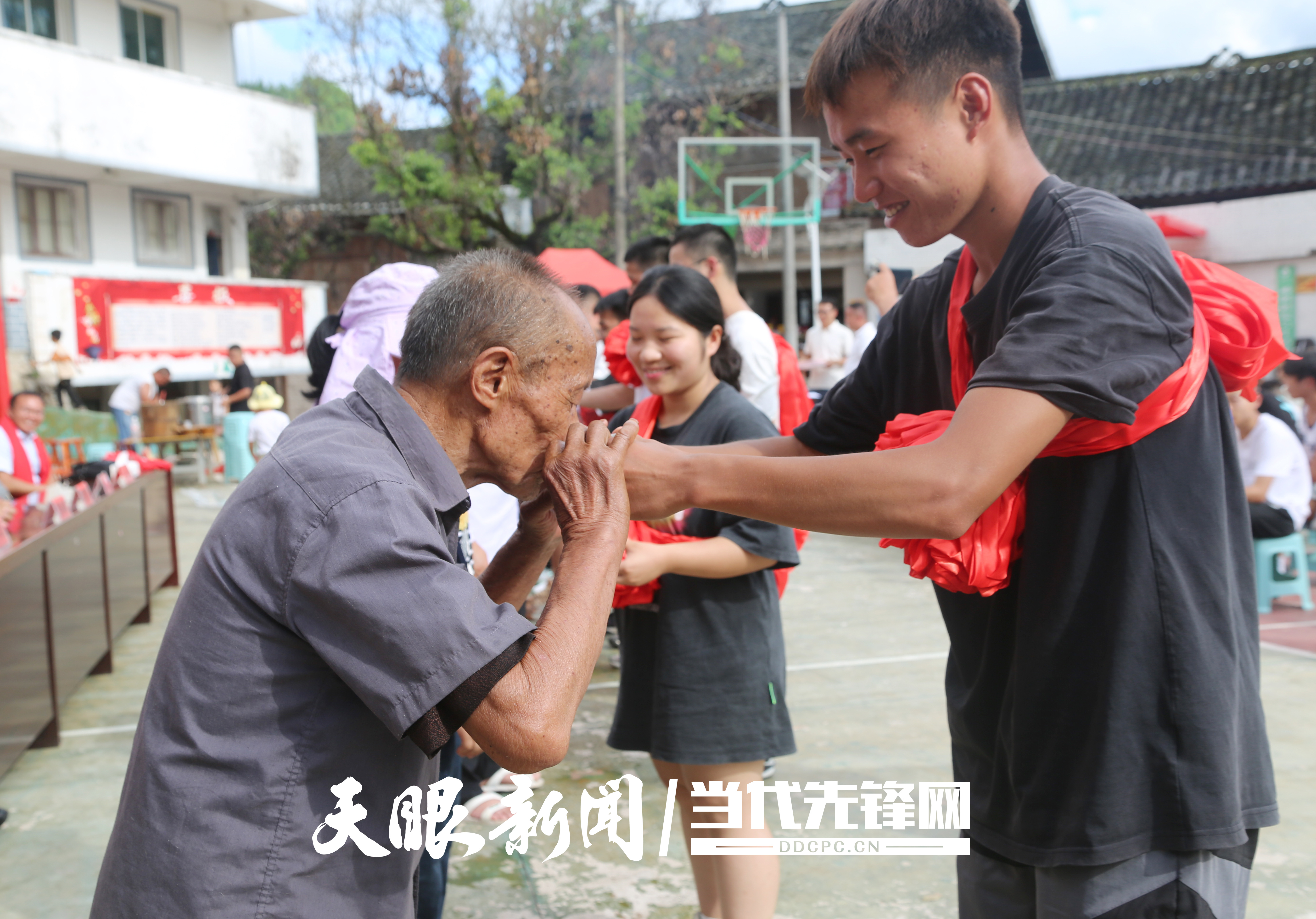 凱里市擺底苗寨13年堅持頒發獎學金 激勵學子逐夢前行