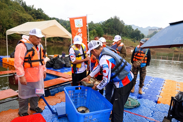 2025中國·羅甸玉湖休閒垂釣拉力賽收官_fororder_現場稱重（史傳鴻 攝）