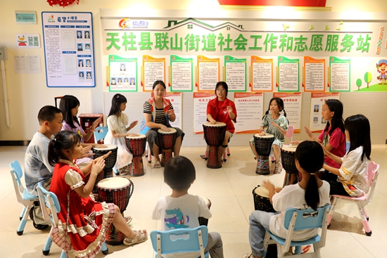 貴州天柱：集結專業力量 注入“強心動力”_fororder_志願者到益童樂園陪伴孩子們