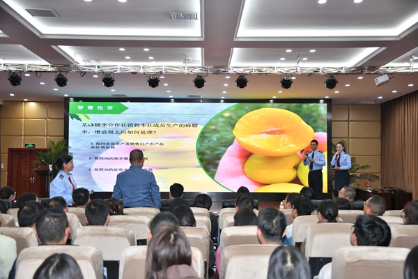 為涉農企業定制“稅務套餐” 安順這場活動“幹貨”滿滿 為涉農企業定制“稅務套餐” 安順這場活動“幹貨”滿滿_fororder_涉農稅費政策搶答環節,涉農企業及行業協會代表踴躍答題.JPG