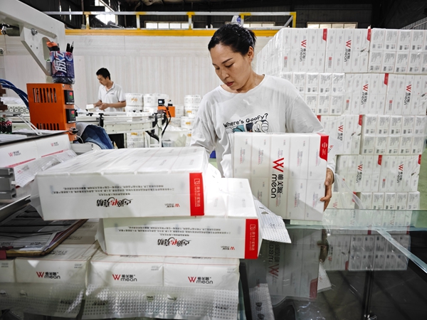 貴州赤水：大抓項目強支撐 激活發展新動能_fororder_在赤水經開區紙企——貴州唯美源實業（集團）有限公司生産車間，工人正在趕制訂單忙生産。（張浪 攝）