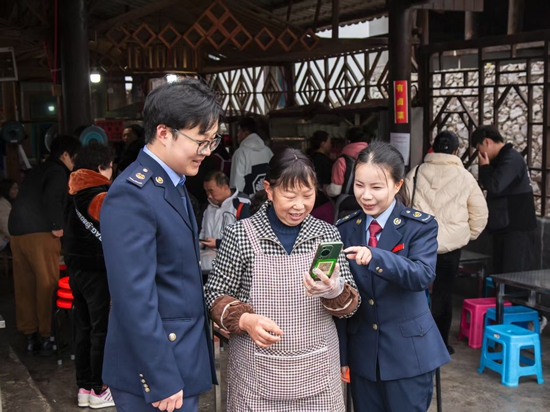 稅收大數據顯示：貴州“春日經濟”迸發蓬勃活力_fororder_國家稅務總局興義市稅務局稅務幹部到萬峰林蛋炒飯商家宣講政策，解答涉稅疑難問題，助力商戶搶抓“春日經濟”。