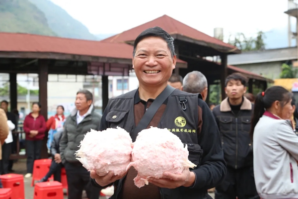 六盤水市水城區新街鄉柚子節甜蜜爆棚:5.16千克“柚王”誕生 村民遊客共享豐收狂歡 六盤水市水城區新街鄉柚子節甜蜜爆棚:5.16千克“柚王”誕生 村民遊客共享豐收狂歡_fororder_4