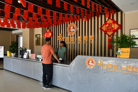 貴州羅甸：打造多元體驗 推動“康養 旅居”融合發展_fororder_旅客在辦理入住手續