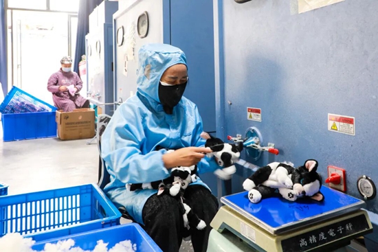 貴州都勻:“社區工廠”火力全開 居民實現“家門口”穩定就業 貴州都勻:“社區工廠”火力全開 居民實現“家門口”穩定就業_fororder_640 (5)