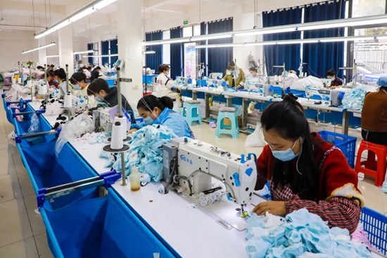 貴州都勻:“社區工廠”火力全開 居民實現“家門口”穩定就業 貴州都勻:“社區工廠”火力全開 居民實現“家門口”穩定就業_fororder_640 (3)