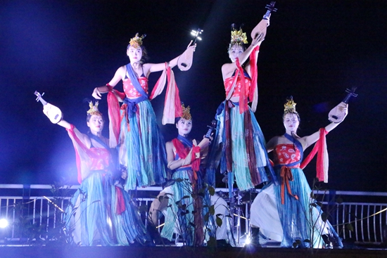 “山頂露營 音樂派對 星空共舞” 貴州荔波鳳凰山舉行狂歡夜活動_fororder_文藝表演1.JPG