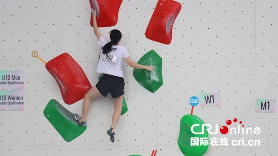 2025亞洲青年攀岩錦標賽在貴州貴陽啟幕 14國211名健兒競逐巔峰_fororder_選手攀岩4