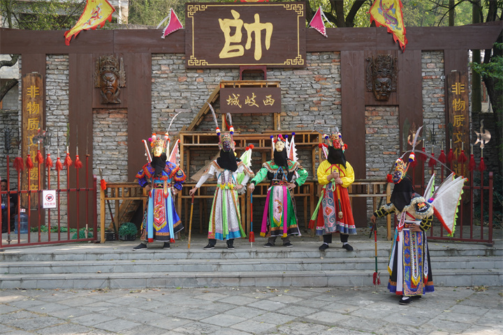 當海峽兩岸暨港澳地區藝術論壇邂逅多彩貴州:一場穿越時空的文化對話 當海峽兩岸暨港澳地區藝術論壇邂逅多彩貴州:一場穿越時空的文化對話