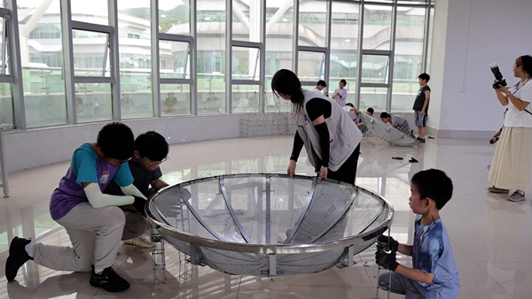 中國天眼“宇宙窗口”：“90後實驗室”引燃暑期探索熱_fororder_動手搭建中國天眼模型