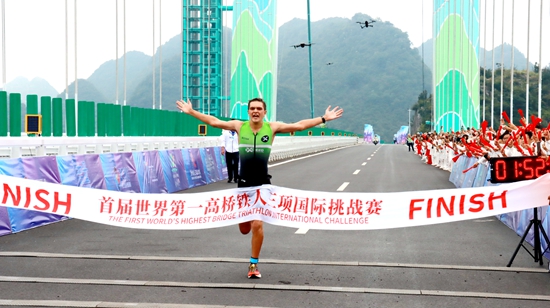 “賽動黔景”出新招 “世界第一高橋”成鐵三賽場 選手競技中飽覽貴州山水_fororder_IMG_0183.JPG