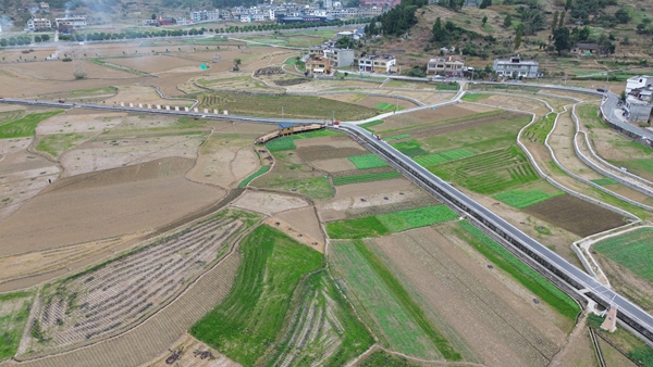 貴州仁懷茅壩鎮：稻油輪作助增收 機械助力搶農時_fororder_官院壩區大景
