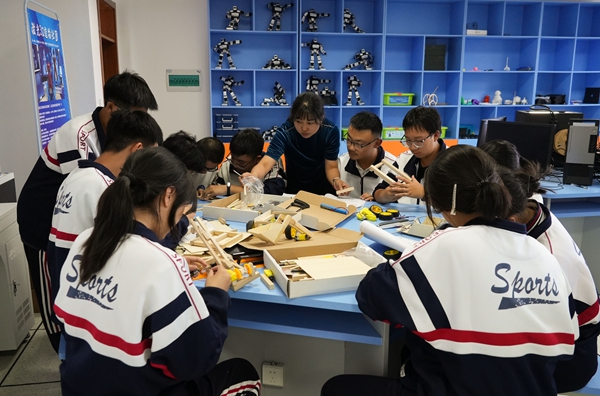 貴陽清鎮:數字教育賦能成長 科技創新點亮未來 貴陽清鎮:數字教育賦能成長 科技創新點亮未來_fororder_清鎮市第一中學創客空間正在開展教學