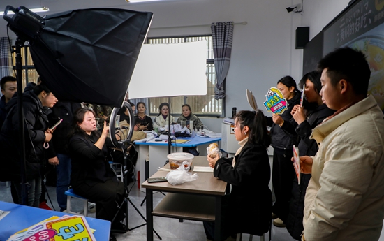 貴州天柱:開展技能培訓 助力群眾就業創業_fororder_網絡創業(直播)培訓.JPG