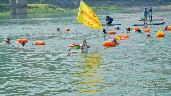 貴州思南：“親水經濟”引爆夏日流量密碼_fororder_奮力向終點衝刺04（阮進勇攝）.JPG