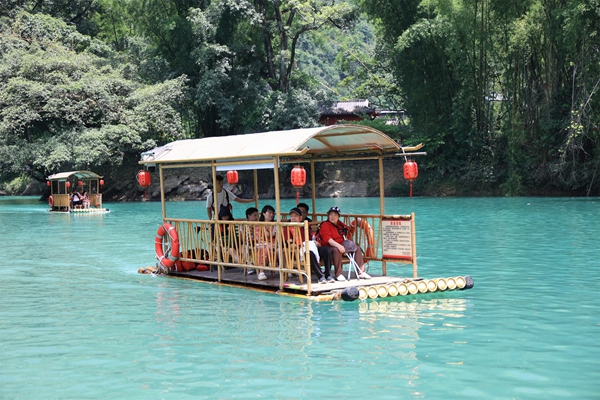 貴州羅甸：“以水為媒”點燃暑期旅遊熱_fororder_遊客在大小井省級風景名勝區乘坐竹筏遊覽.JPG