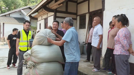 顆粒歸倉 貴州正安6萬餘畝高粱開秤收購_fororder_640 (1)