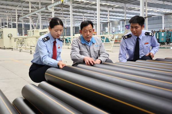 “三個前移”打通稅費服務“最後一公里”_fororder_稅費前移服務團隊走訪貴州陸宇管道科技有限公司。樊曉謀