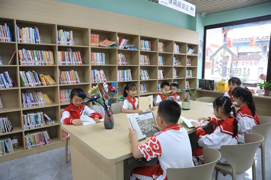 貴州荔波:在春日裏共赴書香之約_fororder_學生們在荔波古鎮景區城市主題書房閱讀,以書會友傳文明。.JPG