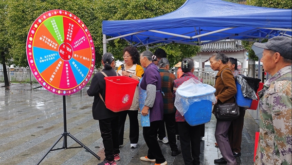 貴州六枝特區創新文明實踐活動宣傳移風易俗_fororder_群眾排隊參與“移風易俗”歡樂圈遊戲