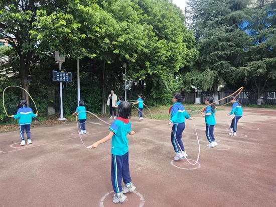 貴州仁懷“百千萬工程”:推動學校舊貌換新顏 教育硬體再升級 貴州仁懷“百千萬工程”:推動學校舊貌換新顏 教育硬體再升級_fororder_仁懷市鹽津第二小在“智慧跳繩機”前跳繩