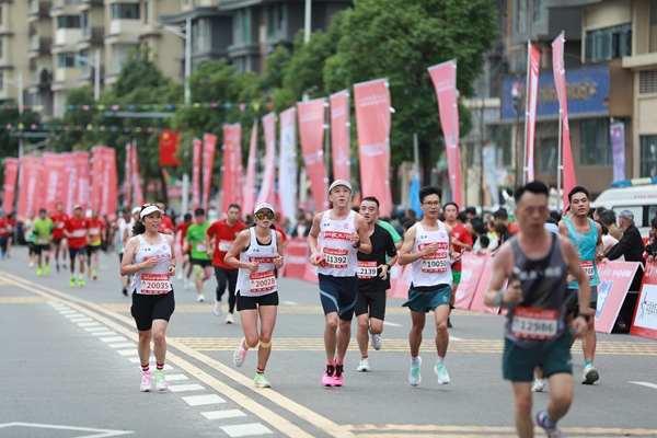 2025廣大城貴陽·清鎮半程馬拉松鳴笛開跑 2025廣大城貴陽·清鎮半程馬拉松鳴笛開跑_fororder_圖為運動員們比賽瞬間.JPG