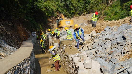 貴州省級重大項目G243雷山也耶至丹寨揚武公路改擴建工程迎來新進展_fororder_7月29日，工人們在G243雷山也耶至丹寨揚武公路改擴建項目二標丹寨段修築排水渠 莫昌怡攝.JPG