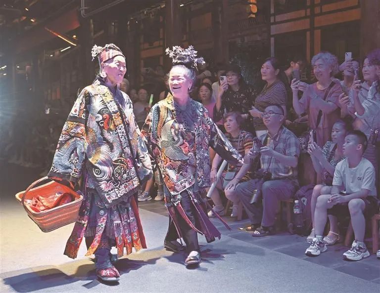 貴州“村”潮澎湃：一場籃球、足球、T臺的鄉村文藝復興_fororder_1338848927408683987