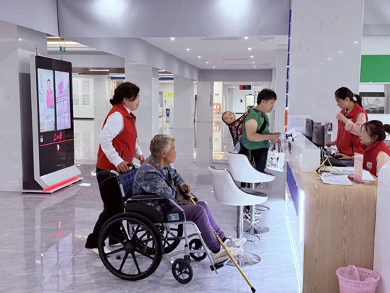 黔南州·都勻市一體化政務服務大廳：鑄牢中華民族共同體意識 融入群眾暖心服務第一線_fororder_640 (1)