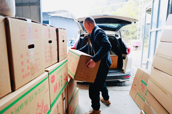 貴州仁懷五馬鎮:智慧雞舍産“金蛋” 綠色循環富鄉親_fororder_商戶上門購買雞蛋