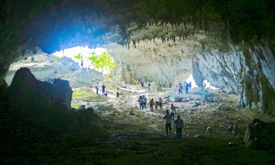 “五一”假期 貴州荔波茂蘭戶外旅行熱度拉滿_fororder_遊客在茂蘭徒步1