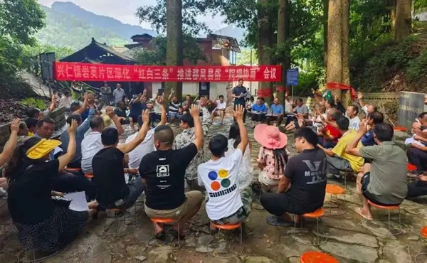 貴州丹寨:“院壩協商”助推移風易俗 重塑鄉村文明新風尚 貴州丹寨:“院壩協商”助推移風易俗 重塑鄉村文明新風尚_fororder_群眾開展“院壩協商”