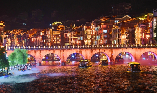 以水潤文 以文促旅 貴州鎮遠古城掀起暑期旅遊熱潮_fororder_鎮遠古城夜景如夢如幻（江春健 攝）.JPG