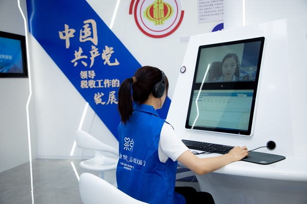 貴州多部門聯動破解小微企業“成長煩惱”_fororder_2.志願者代表體驗徵納互動服務“問辦協同”功能，實現訴求問題快速響應