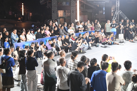 貴州鎮遠“三人籃球公開賽”持續升溫 助推“文體旅”融合發展_fororder_鎮遠“三人籃球公開賽”比賽引來眾多觀眾圍觀。（江春健  攝）.JPG