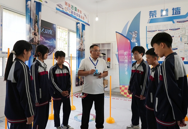 貴陽清鎮:數字教育賦能成長 科技創新點亮未來 貴陽清鎮:數字教育賦能成長 科技創新點亮未來_fororder_衛城中學正在開展無人機操作教學