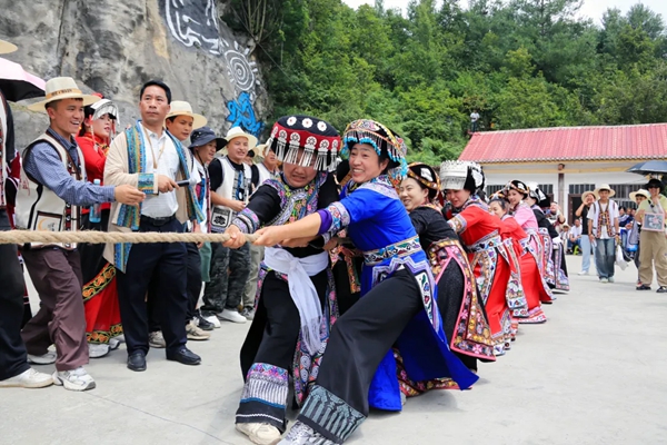 貴州威寧：火把映紅烏蒙山 民俗盛宴嗨翻天_fororder_640 (2)