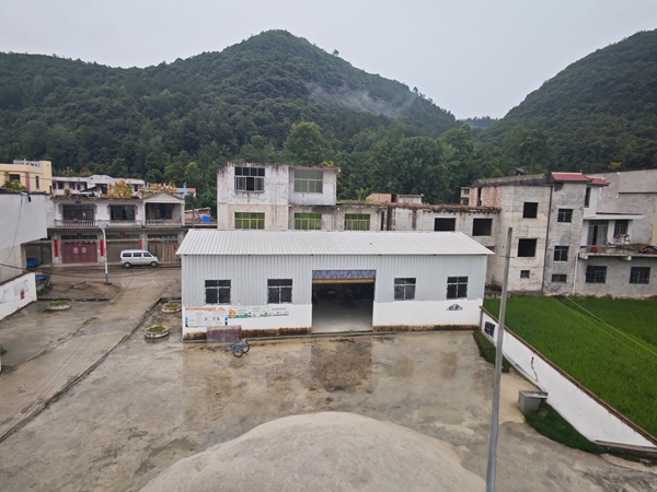 粵黔協作傾情幫扶 貴州惠水擺金鎮山鄉蝶變結碩果_fororder_海花草晾曬場及儲存倉庫