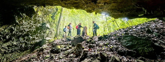 “五一”假期 貴州荔波茂蘭戶外旅行熱度拉滿_fororder_遊客在茂蘭徒步2