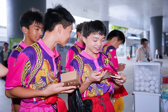 貴州羅甸赴廣州白雲參與“雲·暢遊”旅遊季快閃集市活動_fororder_小朋友正在品嘗羅甸火龍果